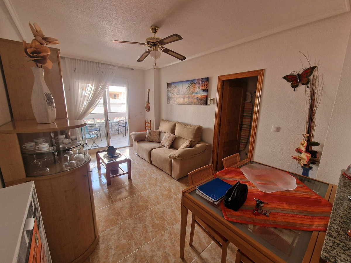 For sale - 2 Bedroom 1 Bathroom Apartment - Middle Floor Apartment in Torrevieja - Torrevieja Centro  - Alicante