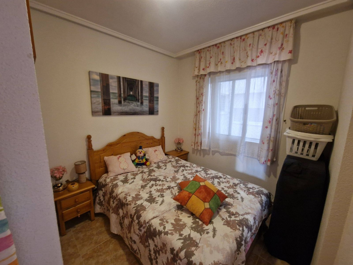 For sale - 2 Bedroom 1 Bathroom Apartment - Middle Floor Apartment in Torrevieja - Torrevieja Centro  - Alicante