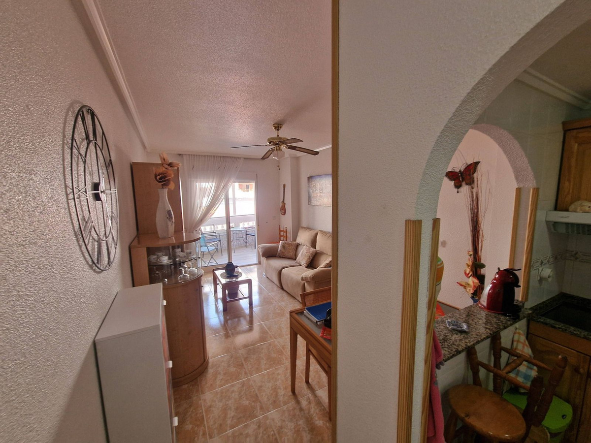 For sale - 2 Bedroom 1 Bathroom Apartment - Middle Floor Apartment in Torrevieja - Torrevieja Centro  - Alicante