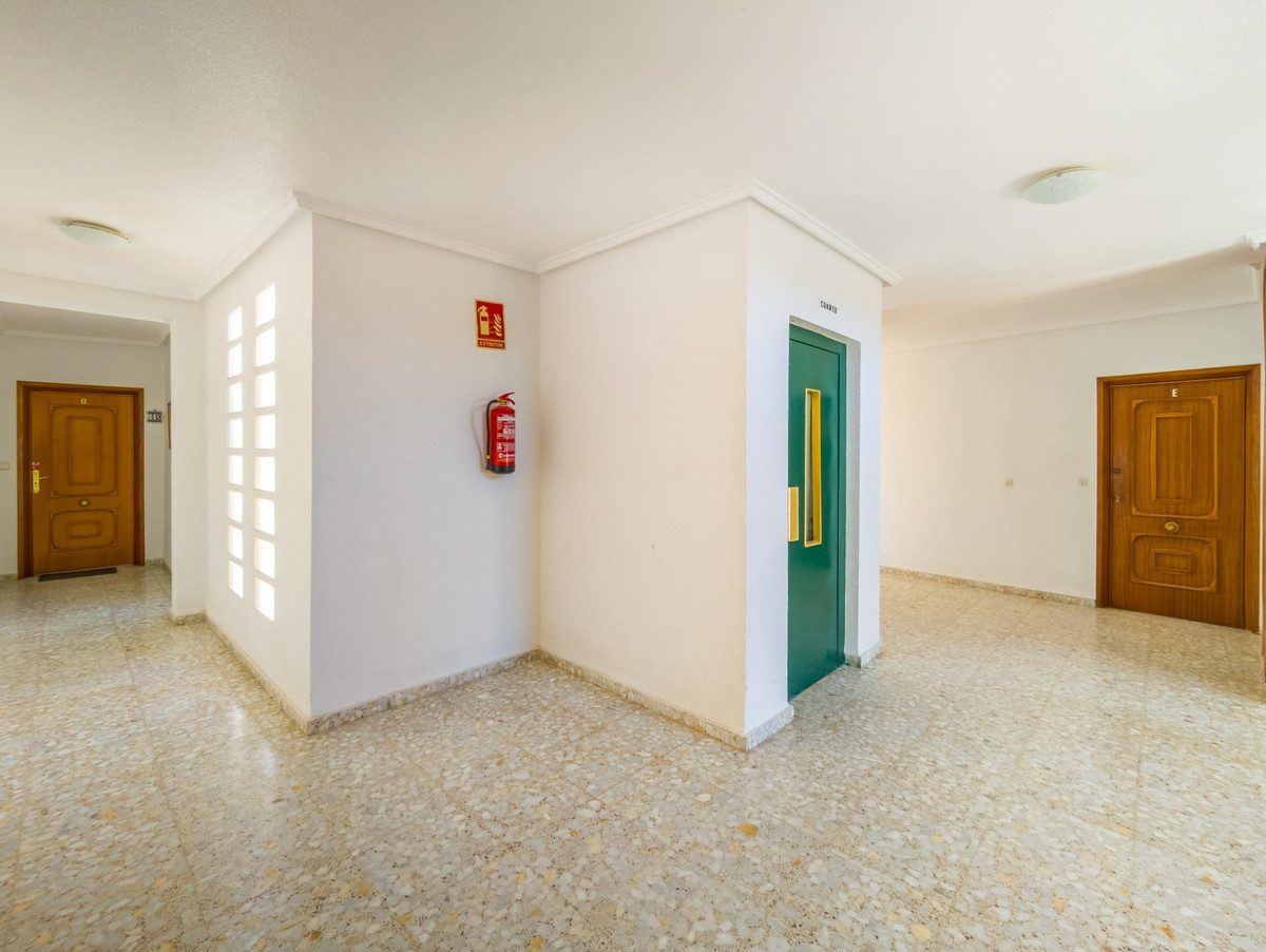 For sale - 3 Bedroom 2 Bathroom Apartment - Middle Floor Apartment in Torrevieja - Playa Del Cura  - Alicante