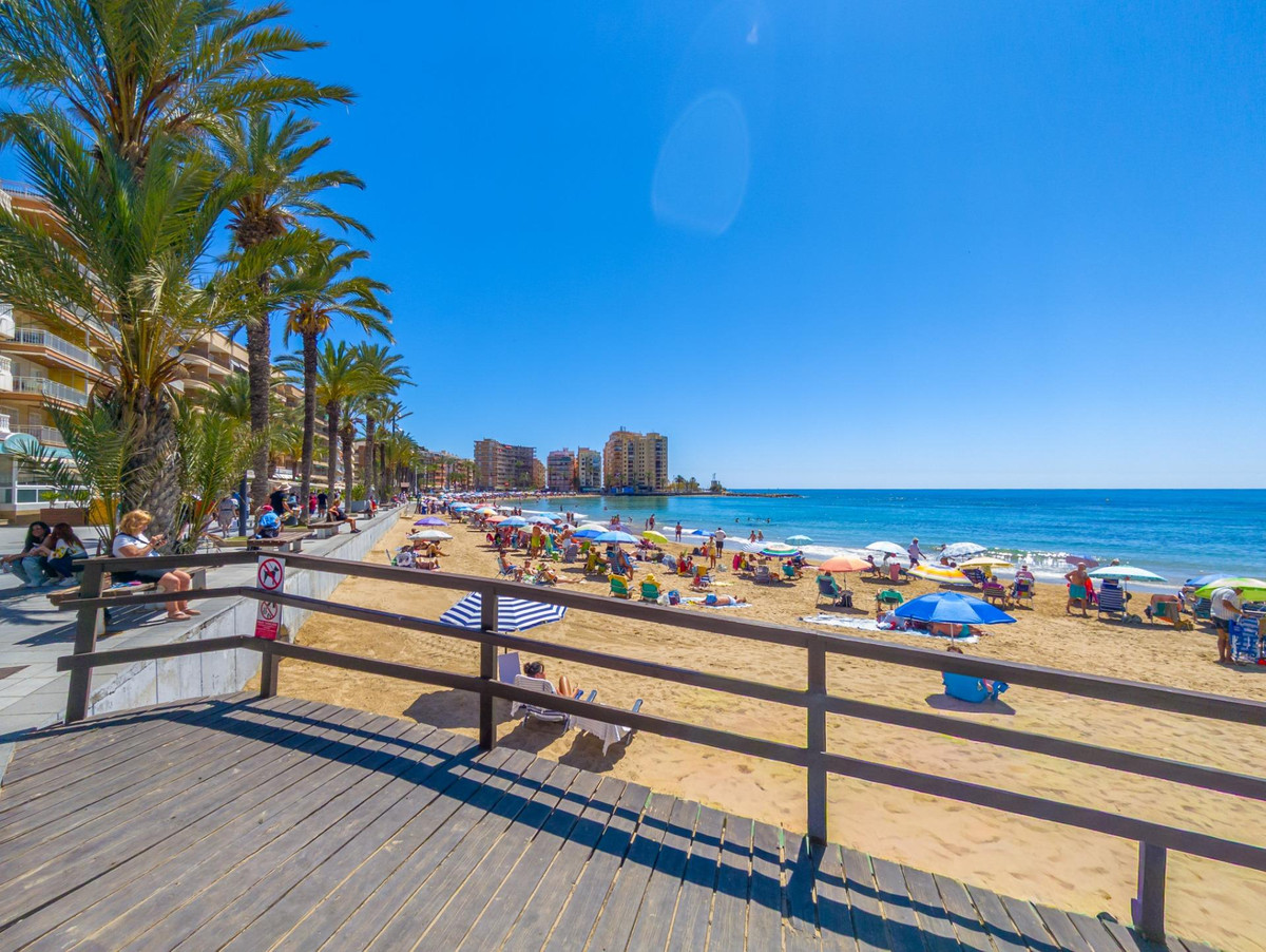 For sale - 3 Bedroom 2 Bathroom Apartment - Middle Floor Apartment in Torrevieja - Playa Del Cura  - Alicante