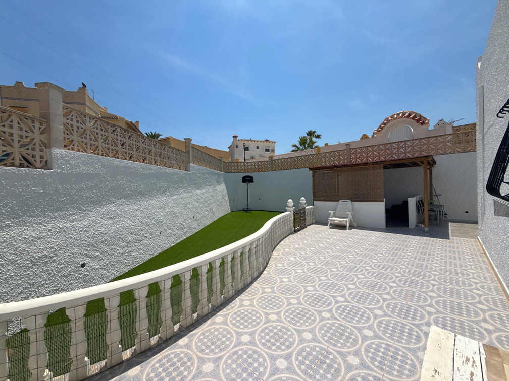 For sale - 2 Bedroom 1 Bathroom Bungalow in Villamartin -  - Alicante