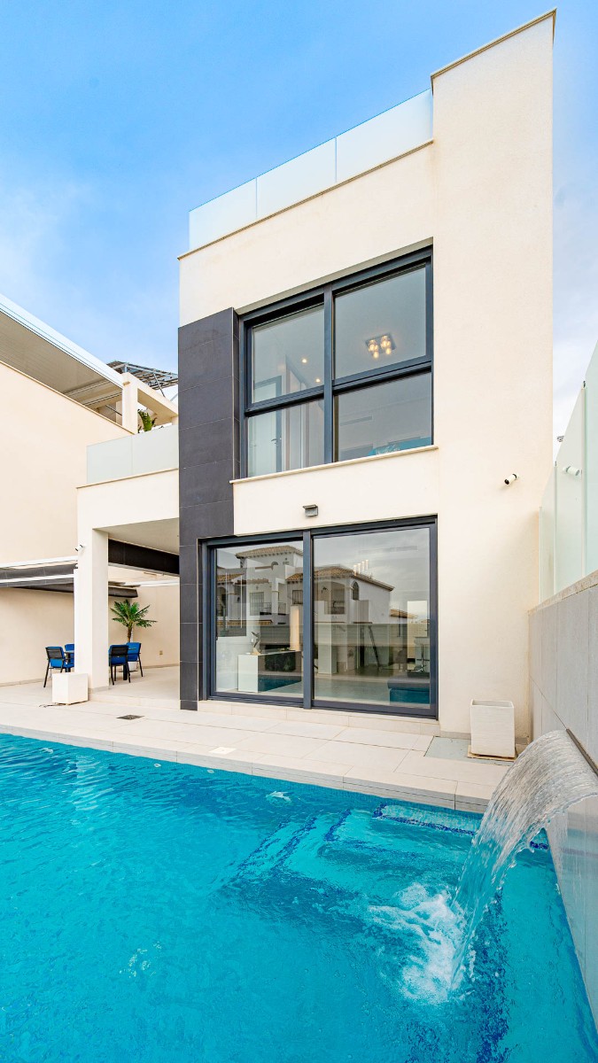 For sale - 4 Bedroom 2 Bathroom Villa in Punta Prima - Punta Prima  - Alicante