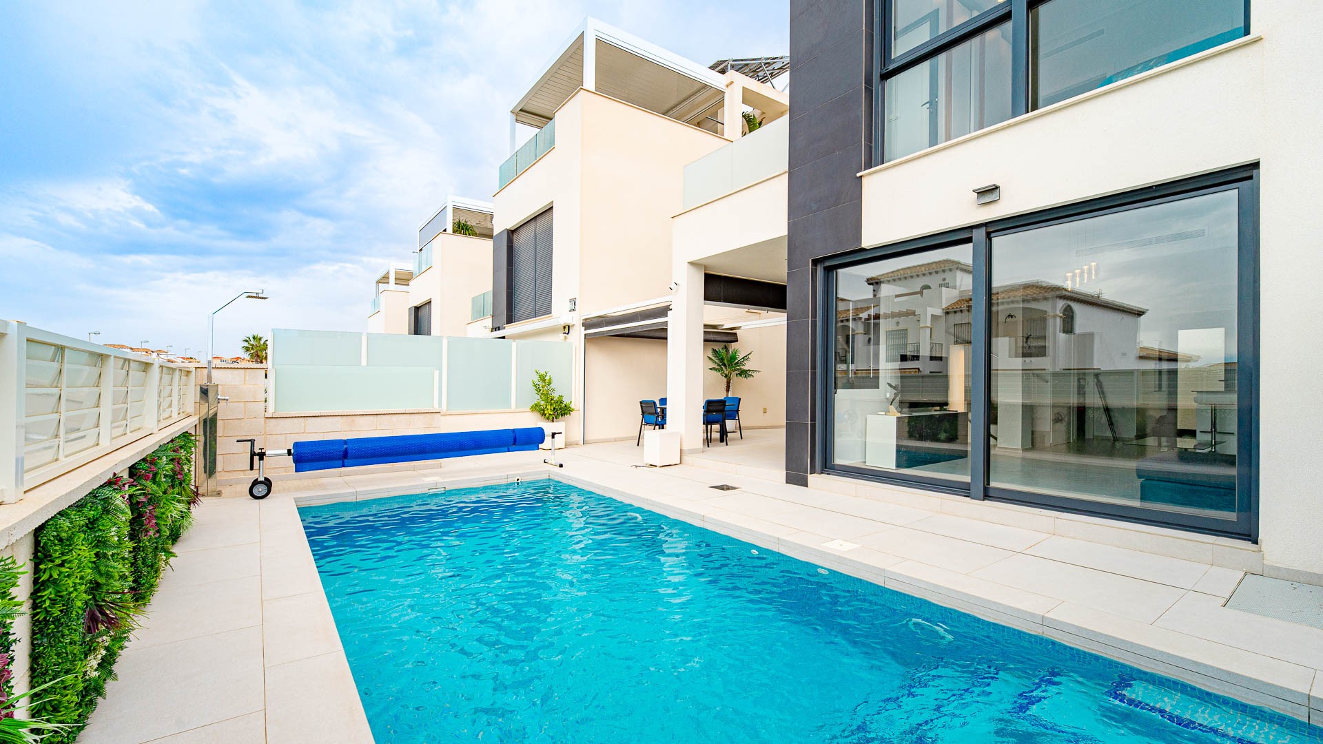 For sale - 4 Bedroom 2 Bathroom Villa in Punta Prima - Punta Prima  - Alicante