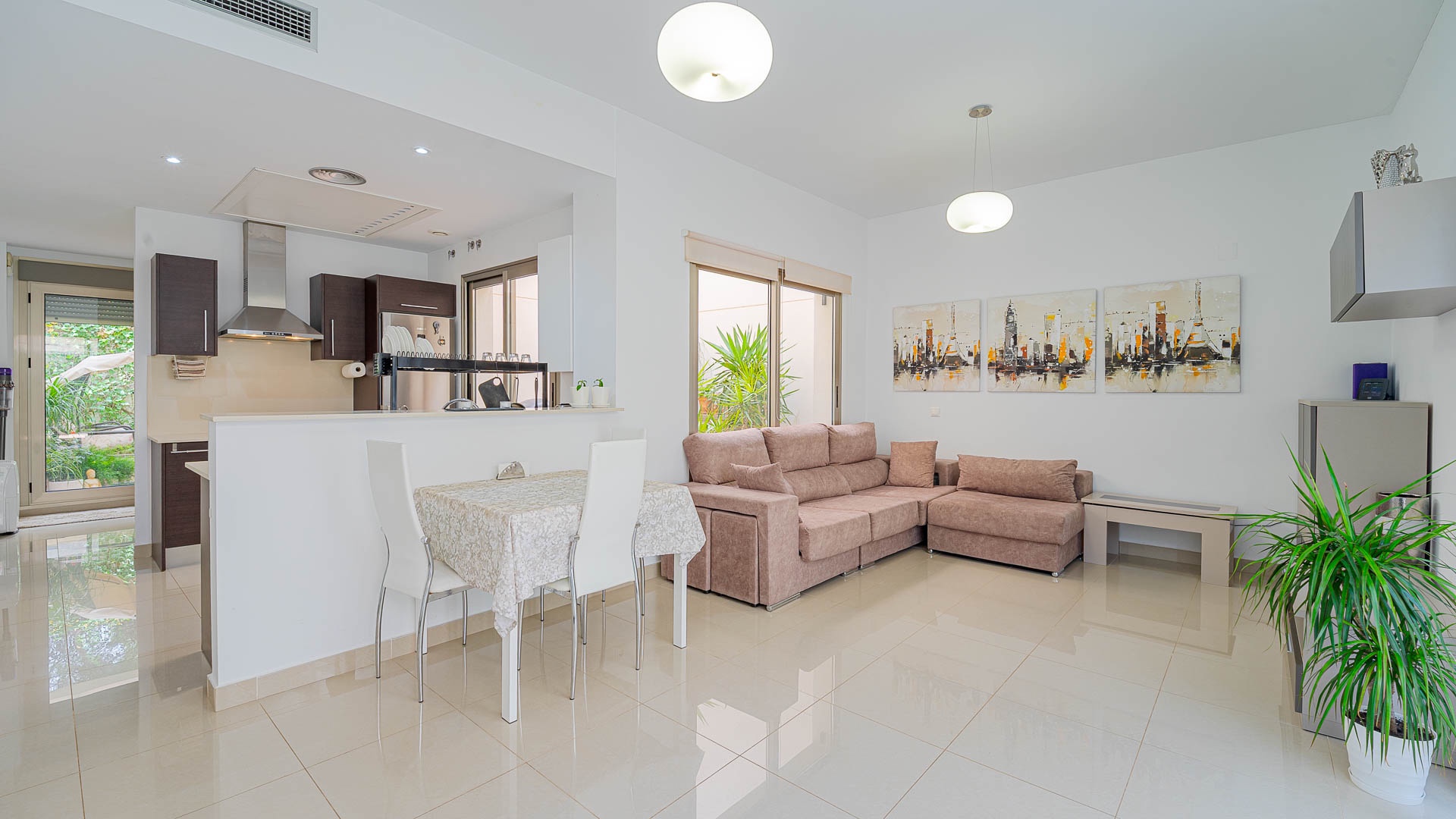 For sale - 3 Bedroom 3 Bathroom Townhouse in Punta Prima - Punta Prima  - Alicante