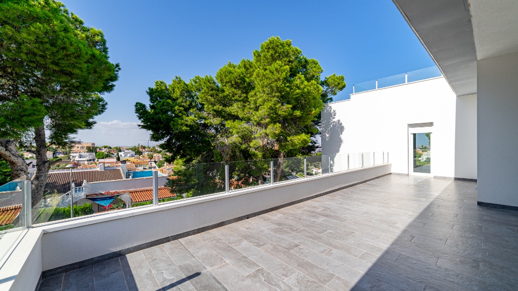 For sale - 6 Bedroom 3 Bathroom Villa in Los Balcones - Los Balcones  - Alicante
