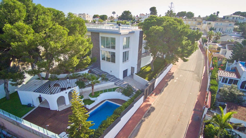 For sale - 6 Bedroom 3 Bathroom Villa in Los Balcones - Los Balcones  - Alicante