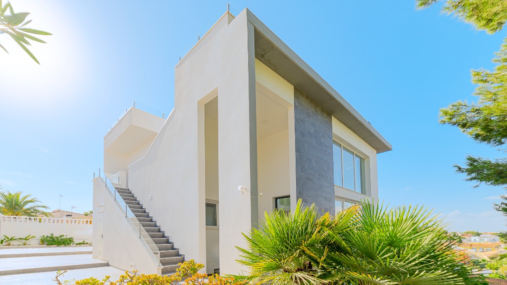 For sale - 6 Bedroom 3 Bathroom Villa in Los Balcones - Los Balcones  - Alicante