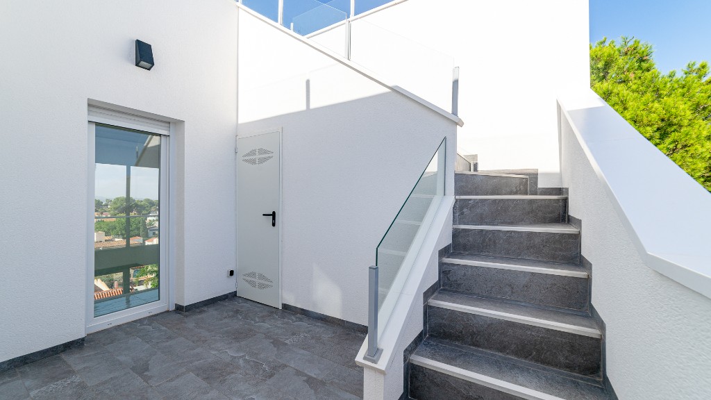 For sale - 6 Bedroom 3 Bathroom Villa in Los Balcones - Los Balcones  - Alicante