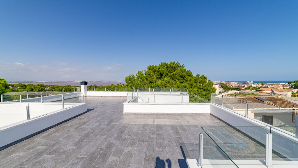 For sale - 6 Bedroom 3 Bathroom Villa in Los Balcones - Los Balcones  - Alicante