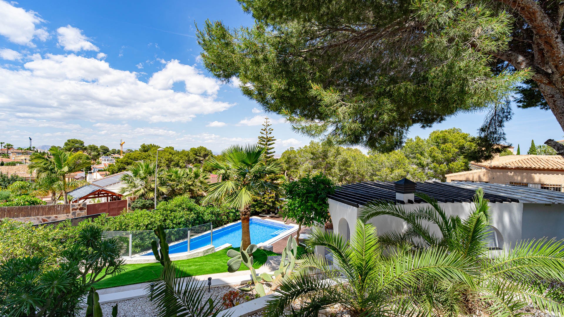 For sale - 6 Bedroom 3 Bathroom Villa in Los Balcones - Los Balcones  - Alicante