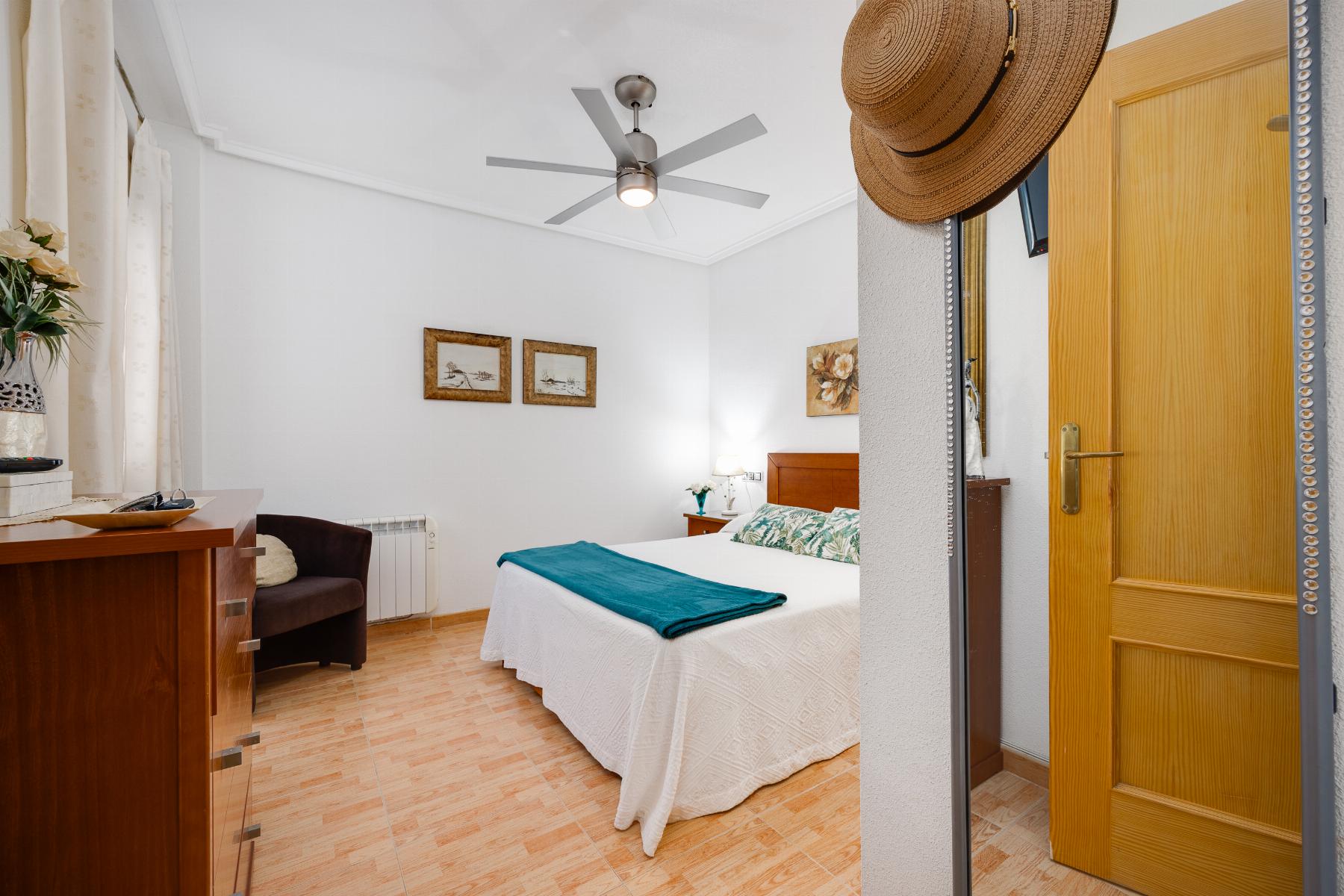For sale - 2 Bedroom 1 Bathroom Apartament in Torrevieja - Playa del Acequión  - Alicante