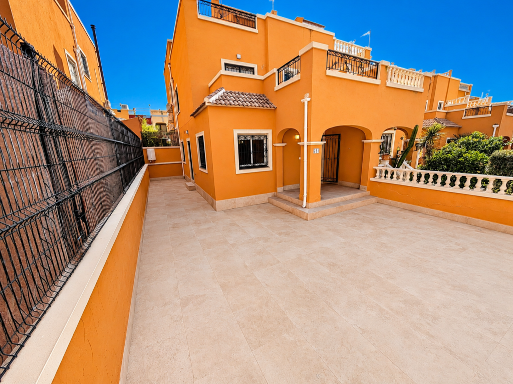 3 Bedroom 2 Bathroom Chalet in Orihuela Costa