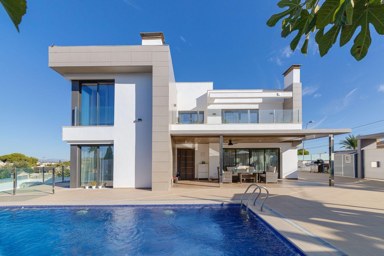 For sale - 3 Bedroom 4 Bathroom Villa in Torrevieja - Los Balcones  - Alicante