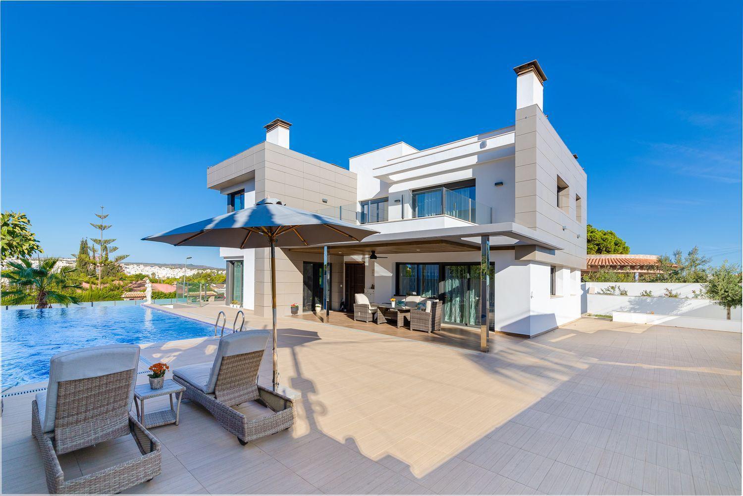 For sale - 3 Bedroom 4 Bathroom Villa in Torrevieja - Los Balcones  - Alicante