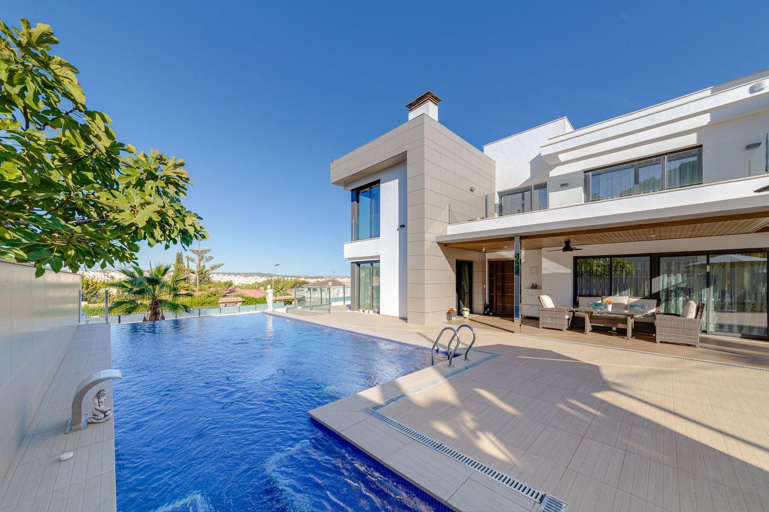 For sale - 3 Bedroom 4 Bathroom Villa in Torrevieja - Los Balcones  - Alicante