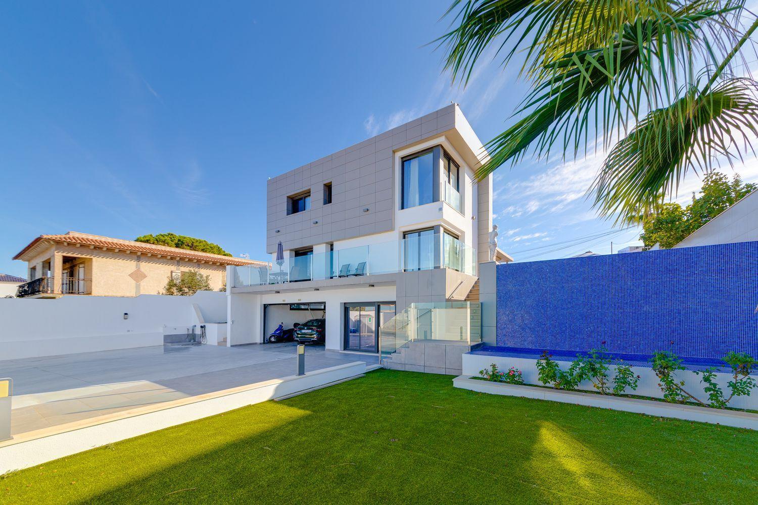 For sale - 3 Bedroom 4 Bathroom Villa in Torrevieja - Los Balcones  - Alicante