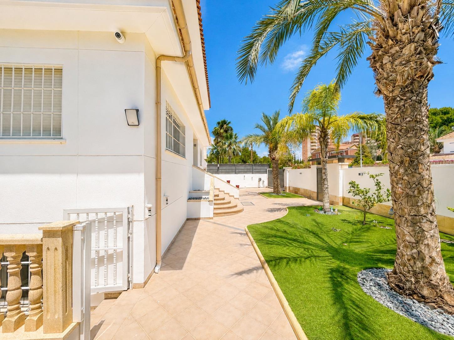 For sale - 4 Bedroom 5 Bathroom Villa in Dehesa de campoamor - Campoamor  - Alicante