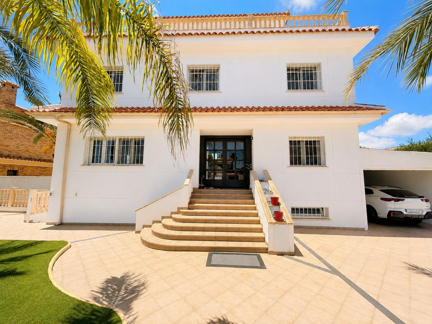 For sale - 4 Bedroom 5 Bathroom Villa in Dehesa de campoamor - Campoamor  - Alicante