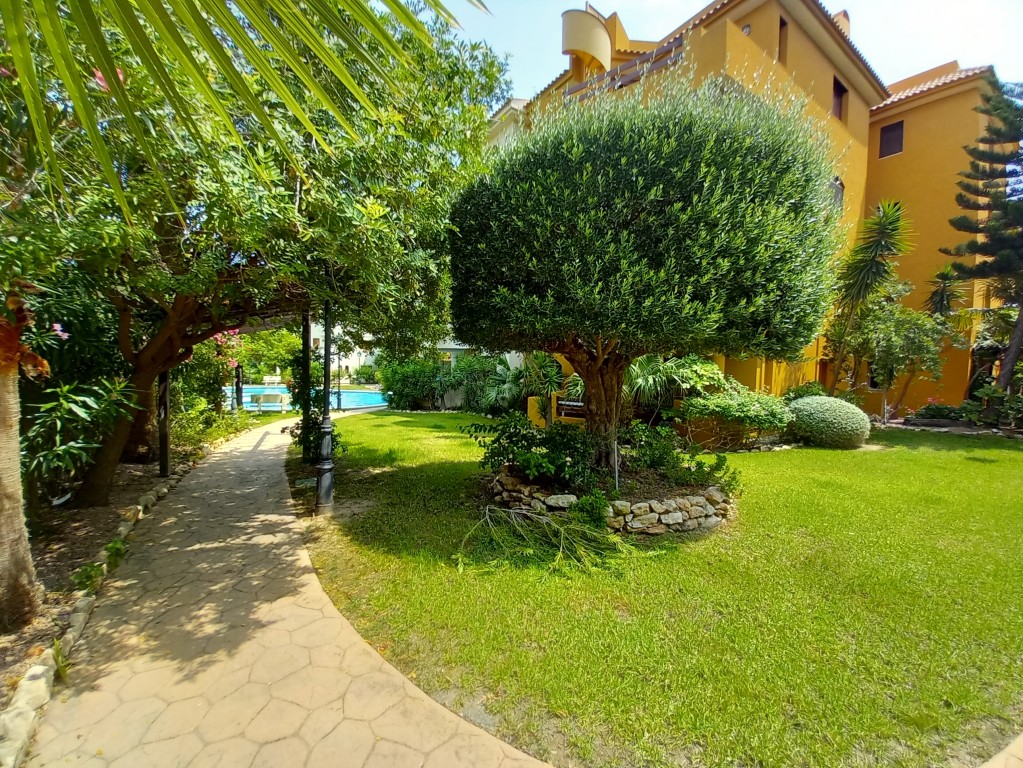 For sale - 2 Bedroom 1 Bathroom Penthouse in Punta Prima -  - Alicante