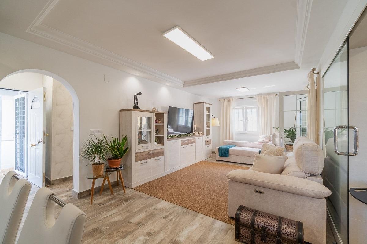 For sale - 4 Bedroom 3 Bathroom Villa in Villamartin - Las filipinas  - Alicante