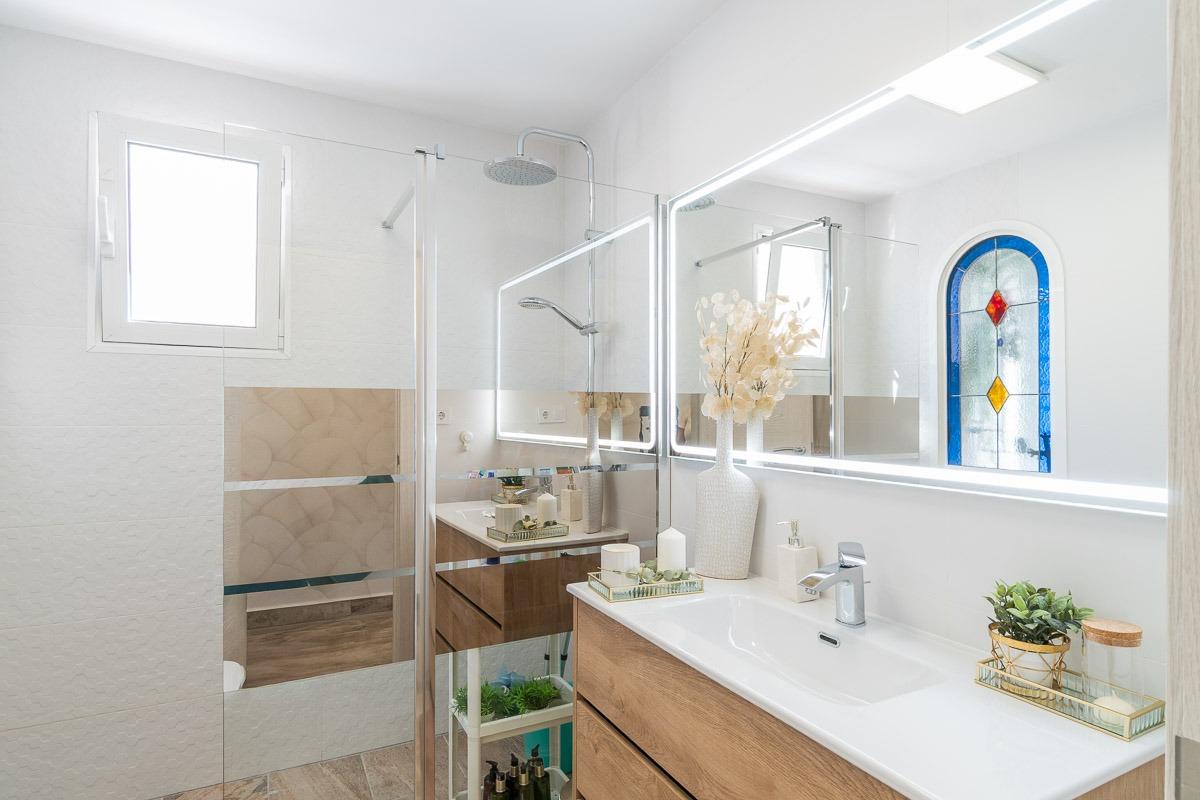 For sale - 4 Bedroom 3 Bathroom Villa in Villamartin - Las filipinas  - Alicante