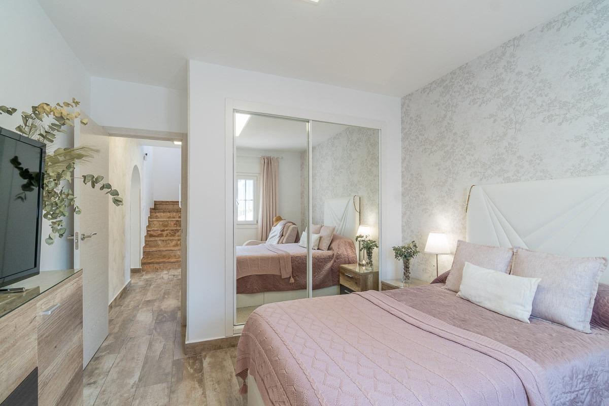 For sale - 4 Bedroom 3 Bathroom Villa in Villamartin - Las filipinas  - Alicante