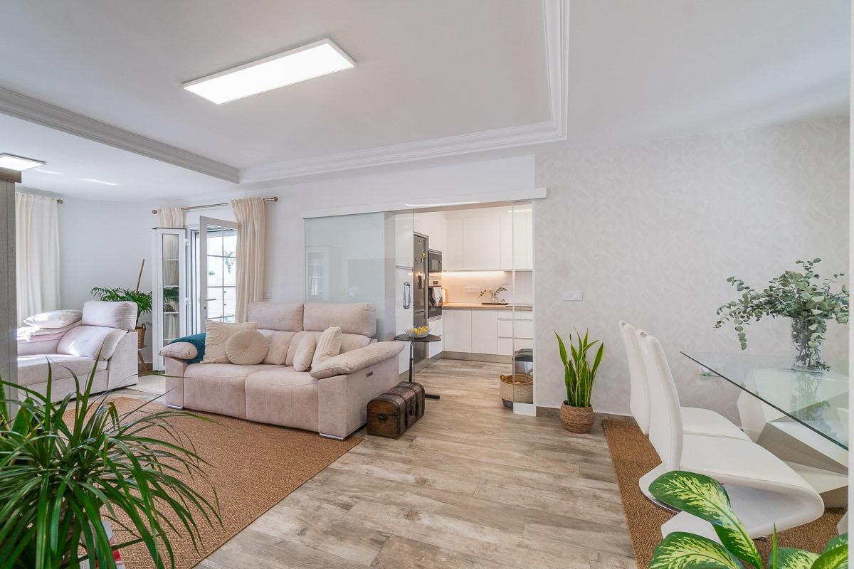 For sale - 4 Bedroom 3 Bathroom Villa in Villamartin - Las filipinas  - Alicante
