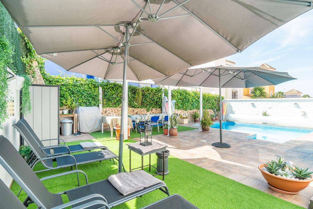For sale - 4 Bedroom 3 Bathroom Villa in Villamartin - Las filipinas  - Alicante