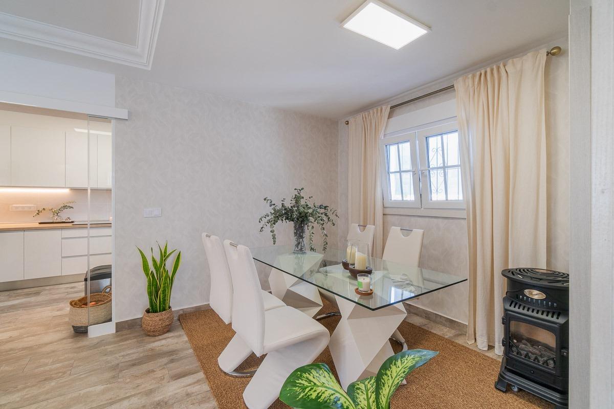 For sale - 4 Bedroom 3 Bathroom Villa in Villamartin - Las filipinas  - Alicante