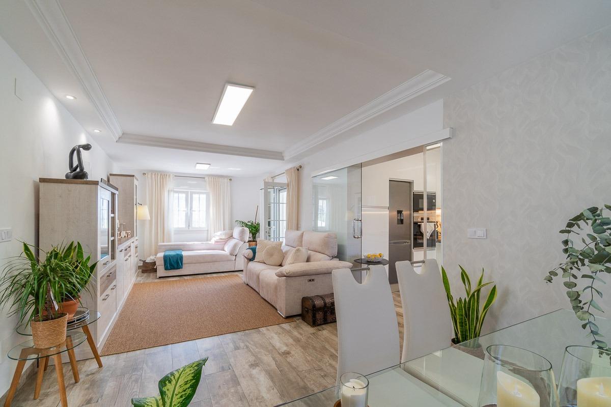 For sale - 4 Bedroom 3 Bathroom Villa in Villamartin - Las filipinas  - Alicante