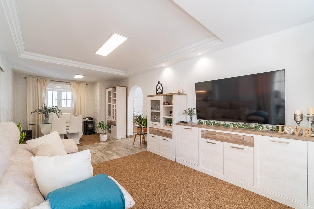 For sale - 4 Bedroom 3 Bathroom Villa in Villamartin - Las filipinas  - Alicante