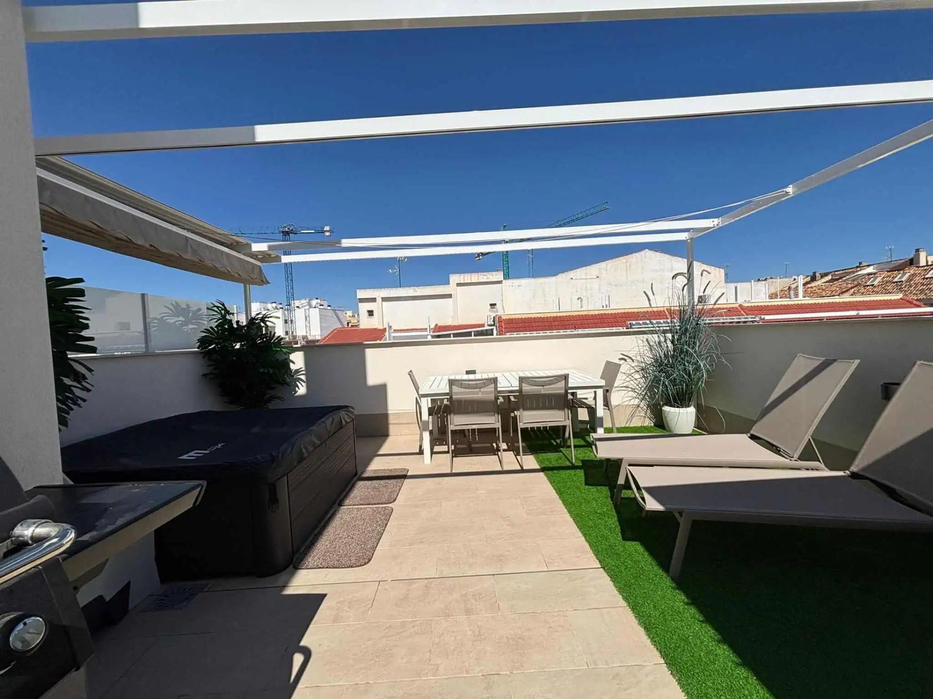 For sale - 3 Bedroom 2 Bathroom Penthouse in Torrevieja - Las Piscinas Naturales  - Alicante