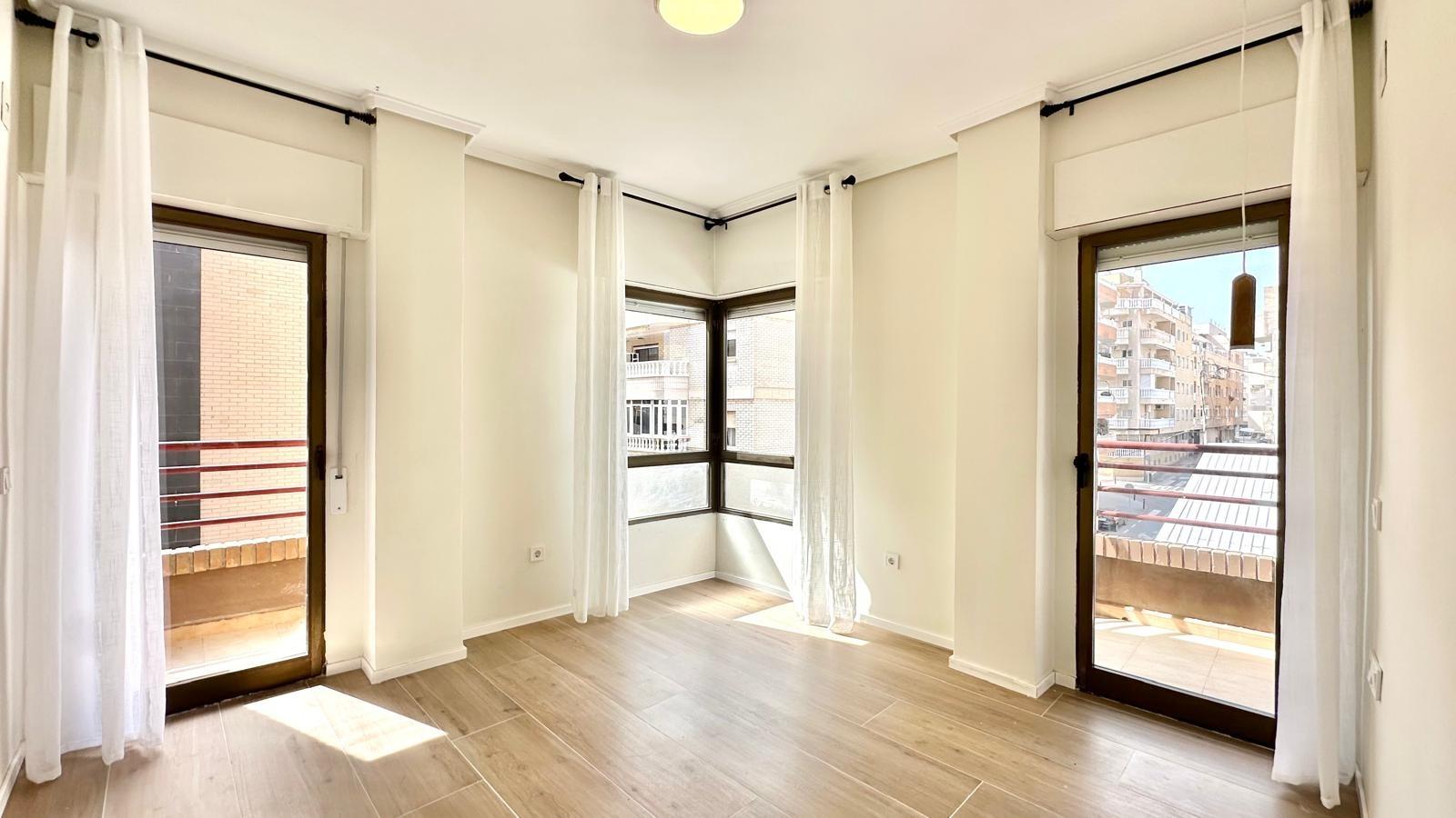 For sale - 3 Bedroom 2 Bathroom Apartment in Torrevieja - Centro  - Alicante