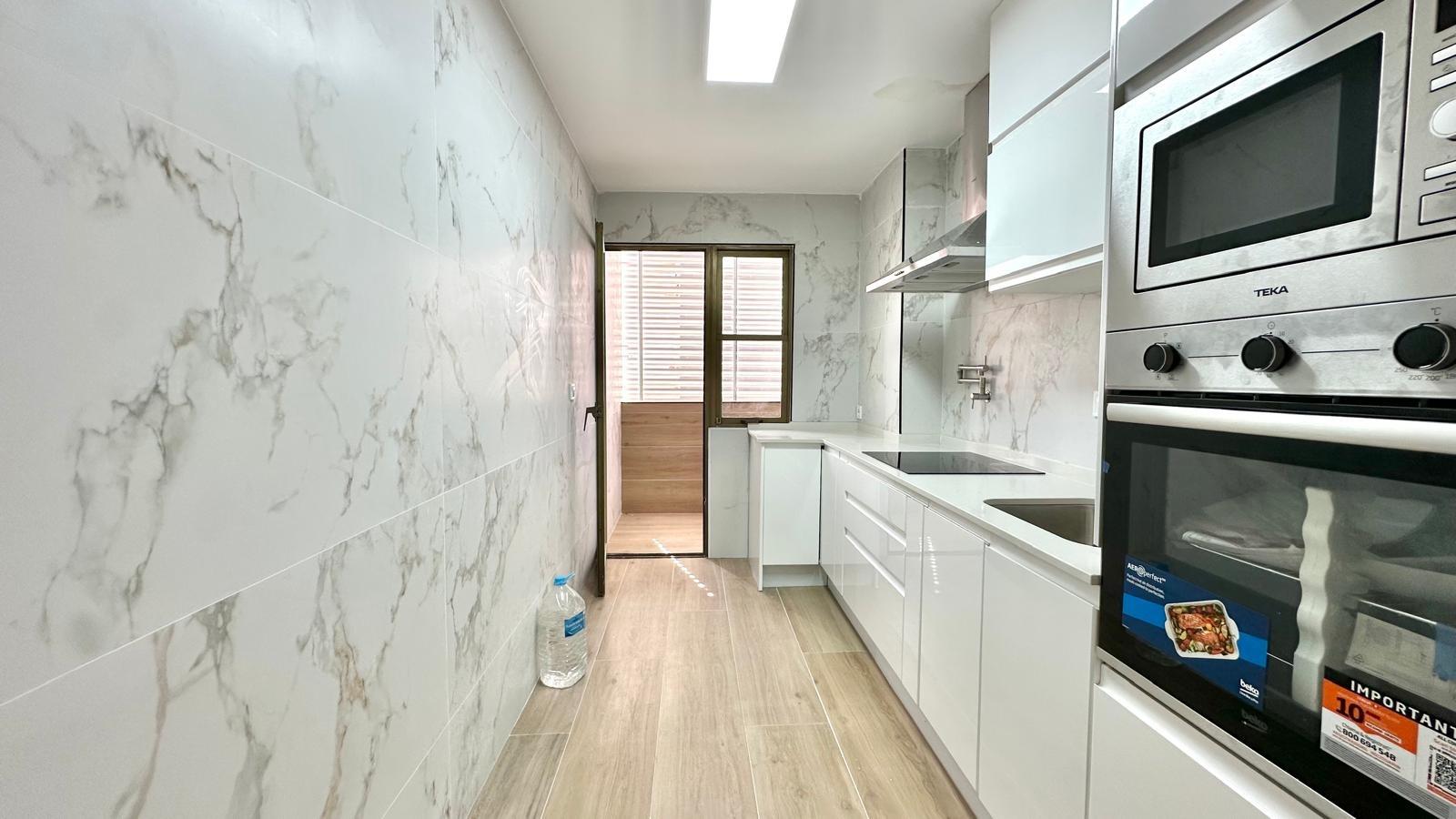 For sale - 3 Bedroom 2 Bathroom Apartment in Torrevieja - Centro  - Alicante