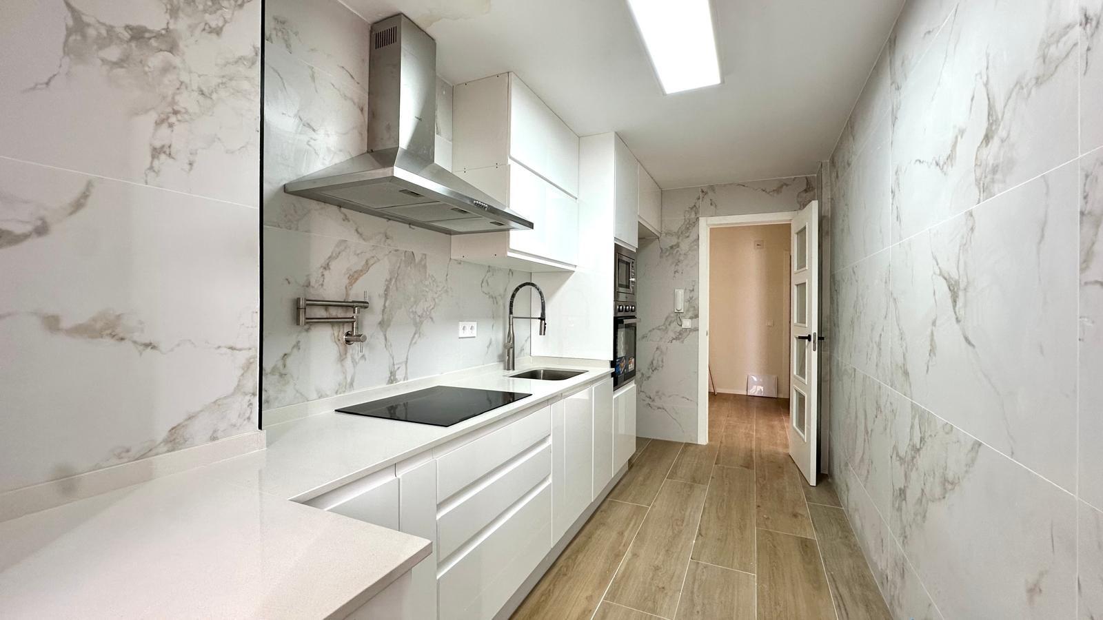 For sale - 3 Bedroom 2 Bathroom Apartment in Torrevieja - Centro  - Alicante