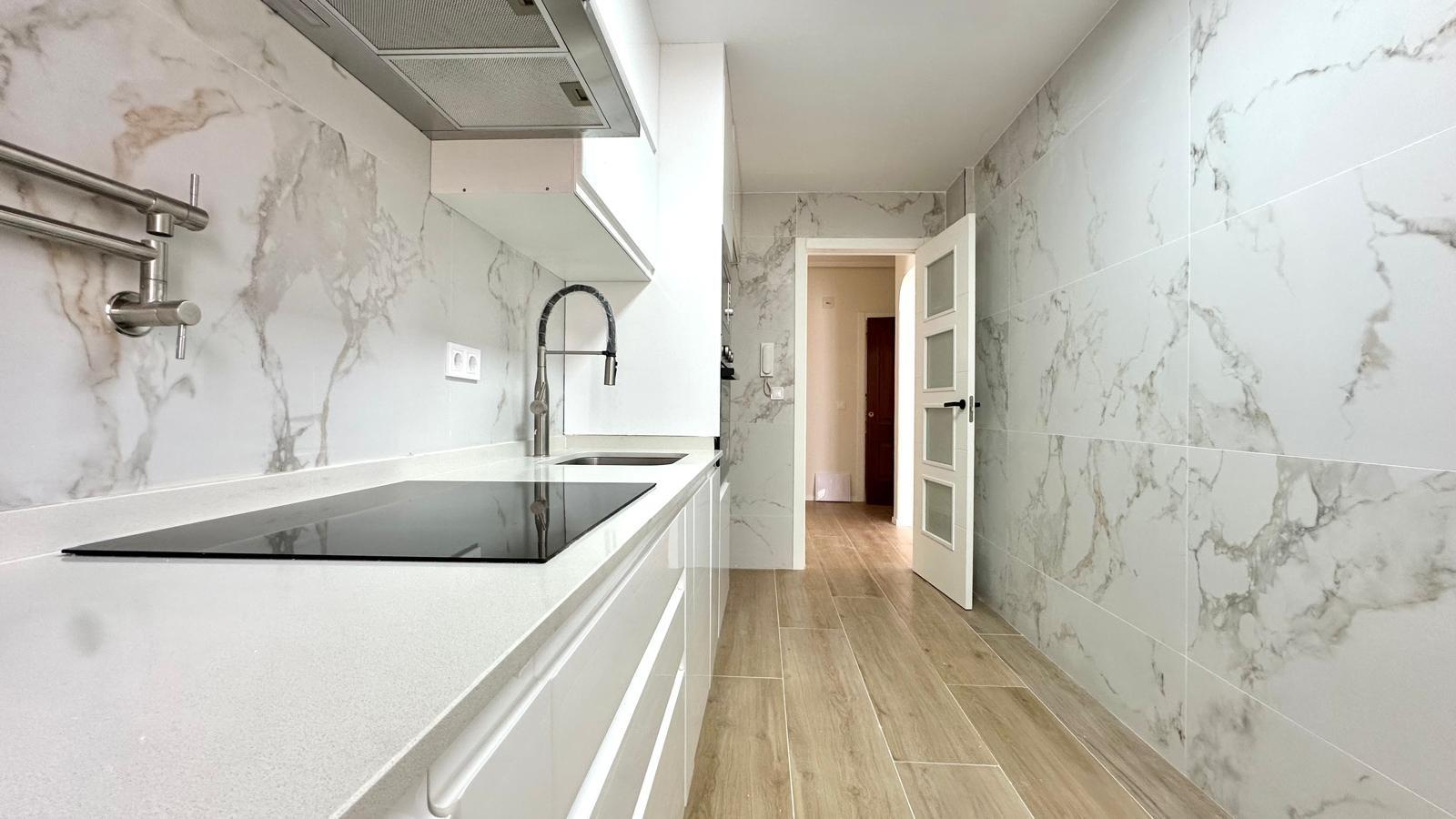 For sale - 3 Bedroom 2 Bathroom Apartment in Torrevieja - Centro  - Alicante