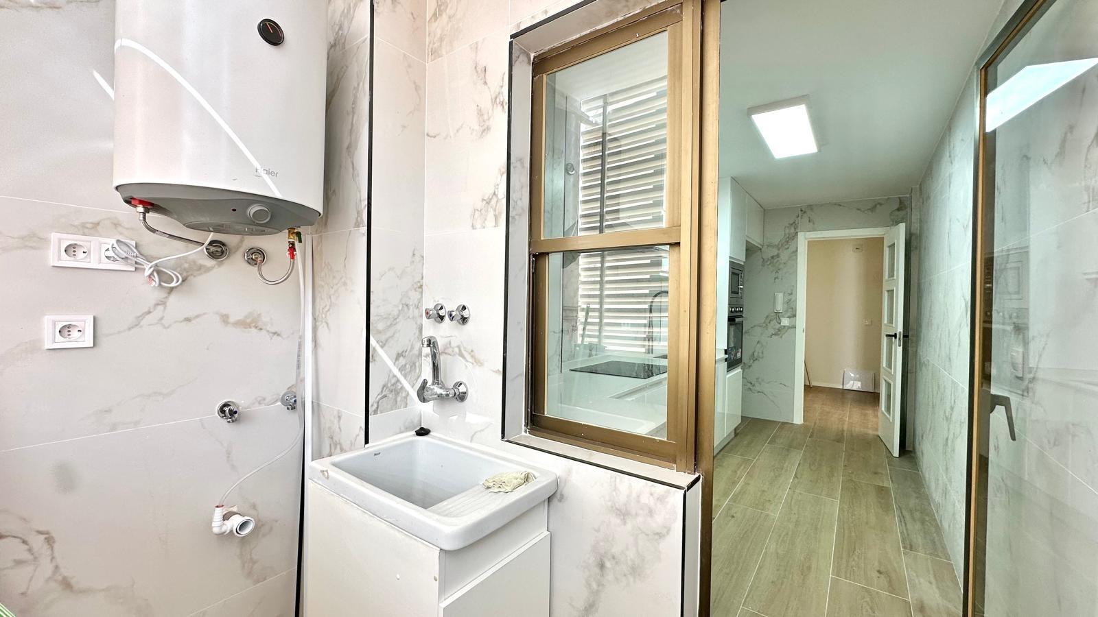 For sale - 3 Bedroom 2 Bathroom Apartment in Torrevieja - Centro  - Alicante