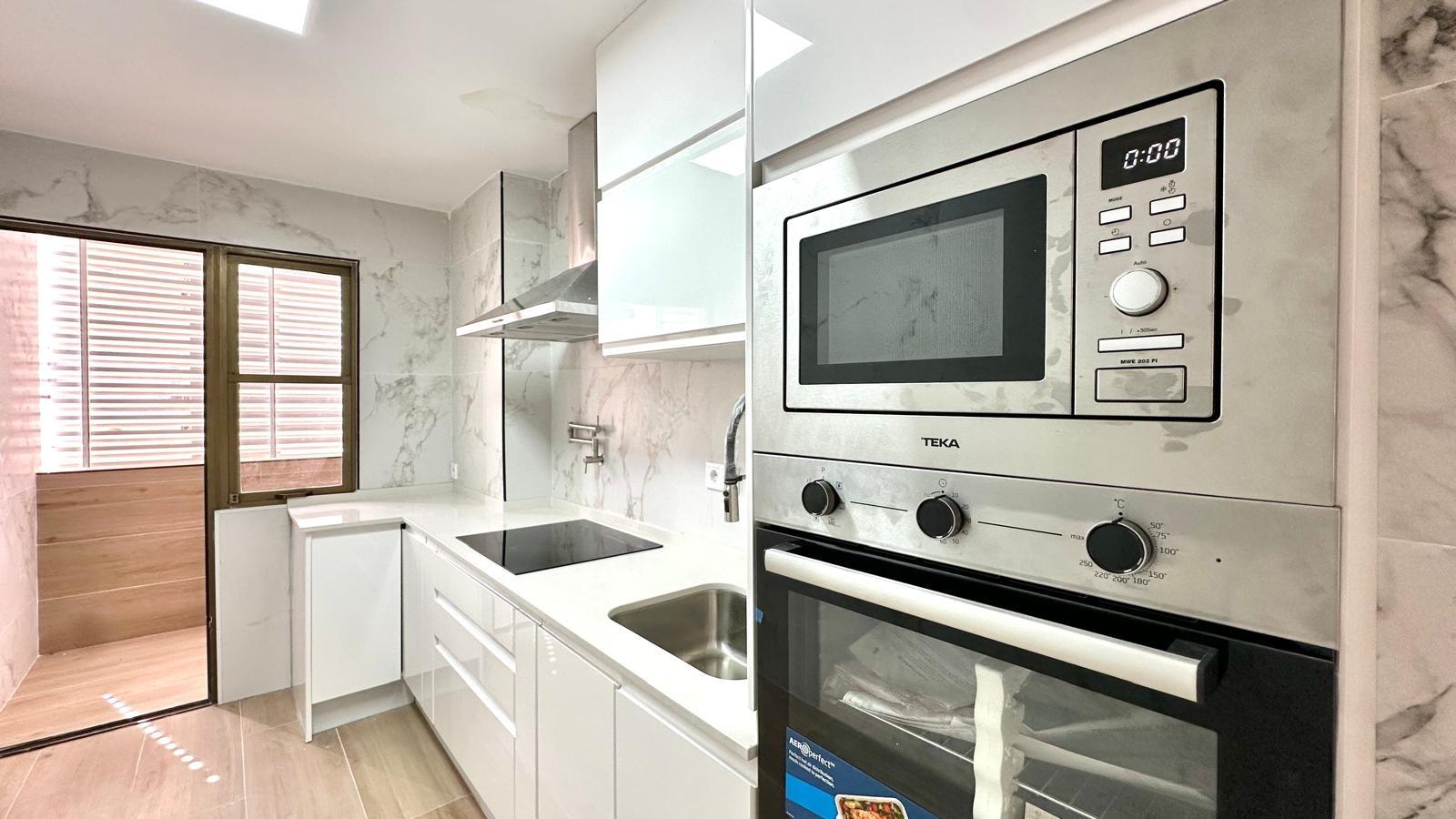 For sale - 3 Bedroom 2 Bathroom Apartment in Torrevieja - Centro  - Alicante