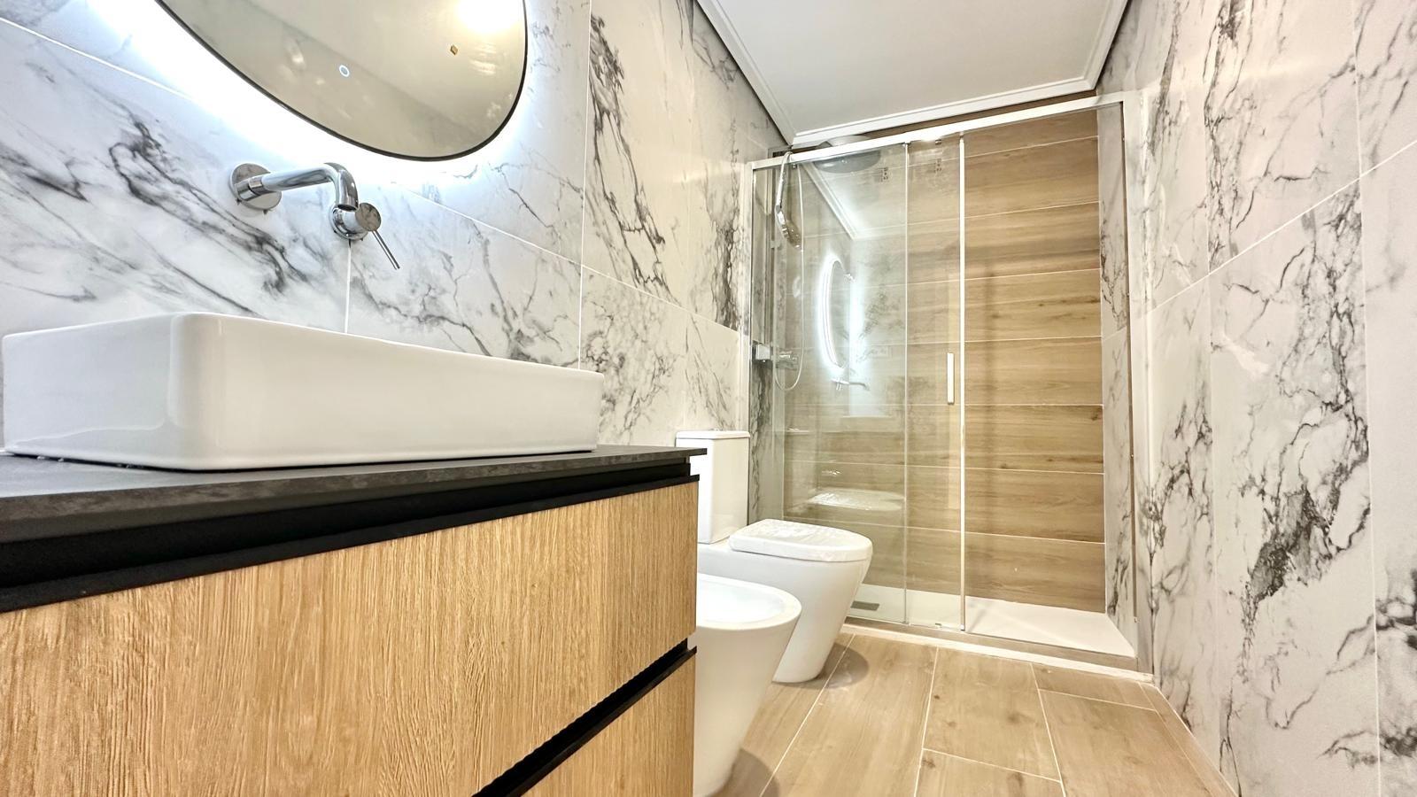For sale - 3 Bedroom 2 Bathroom Apartment in Torrevieja - Centro  - Alicante
