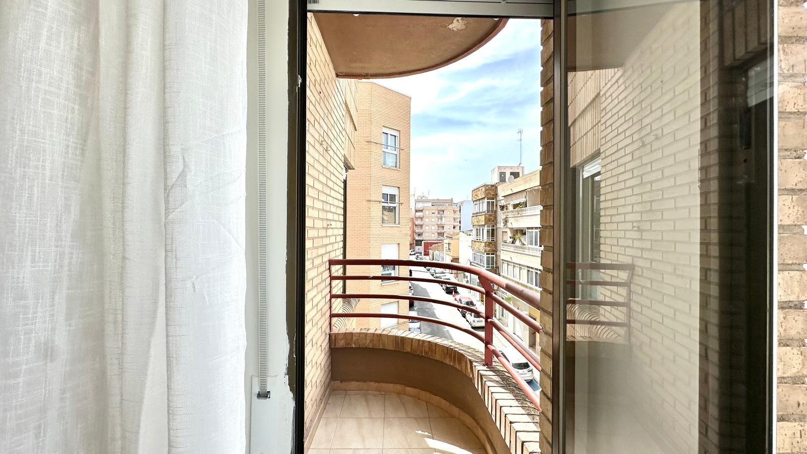 For sale - 3 Bedroom 2 Bathroom Apartment in Torrevieja - Centro  - Alicante