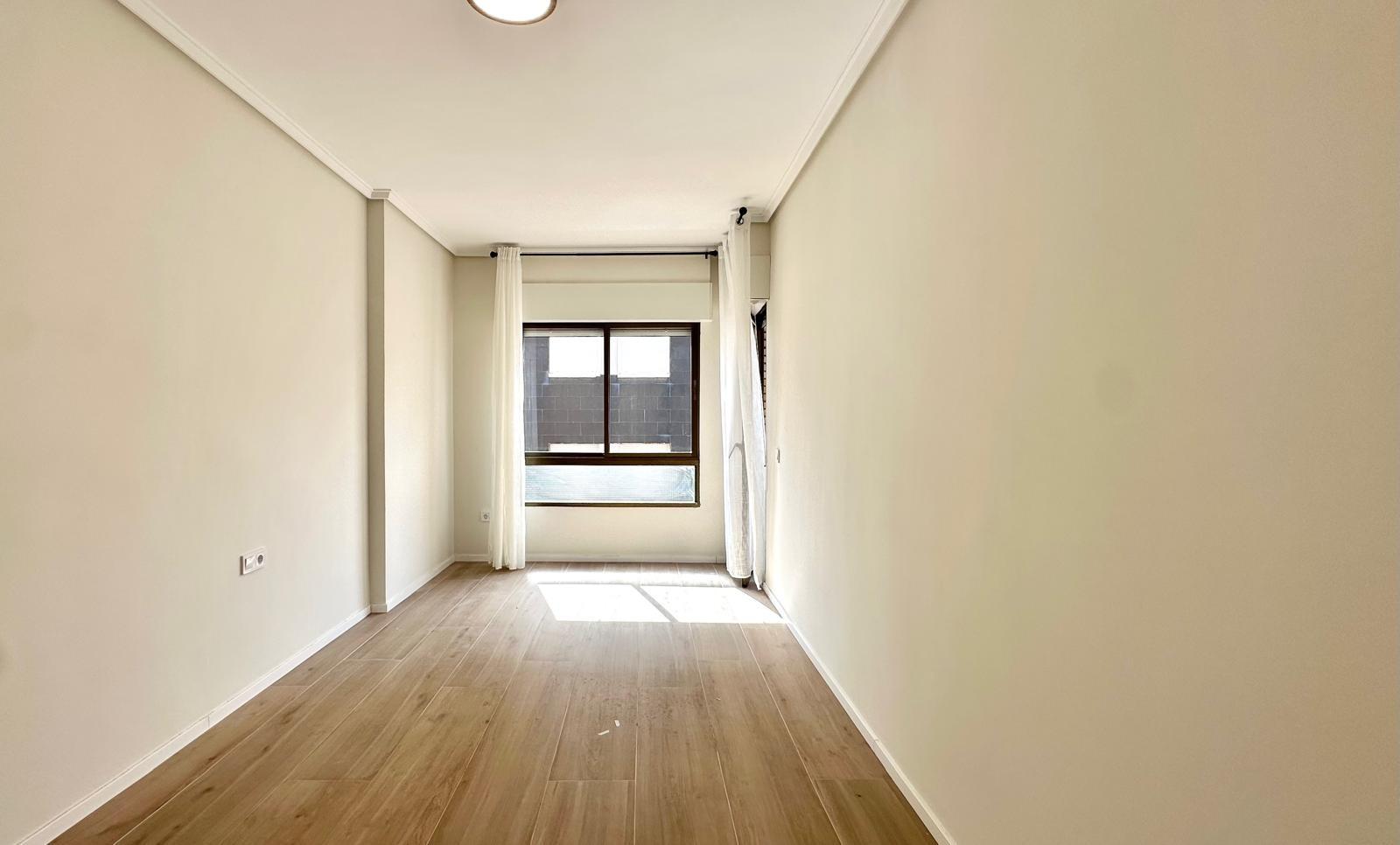 For sale - 3 Bedroom 2 Bathroom Apartment in Torrevieja - Centro  - Alicante