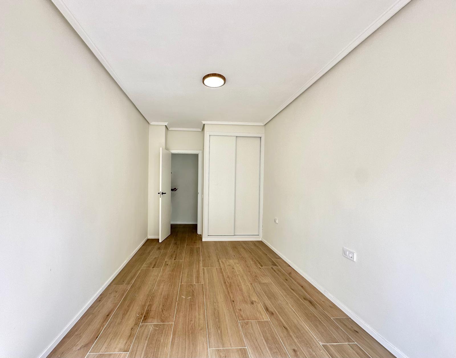 For sale - 3 Bedroom 2 Bathroom Apartment in Torrevieja - Centro  - Alicante