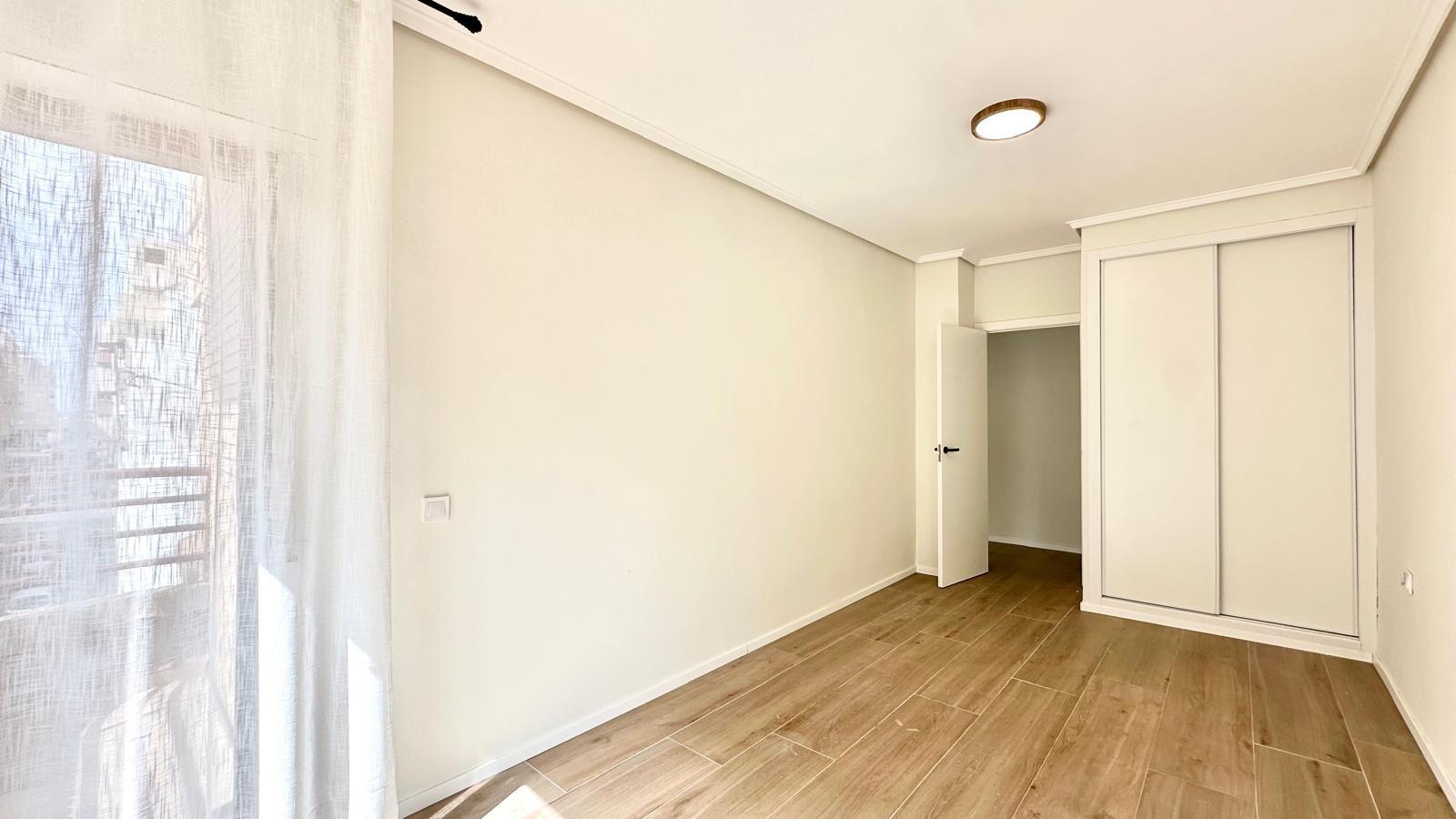 For sale - 3 Bedroom 2 Bathroom Apartment in Torrevieja - Centro  - Alicante