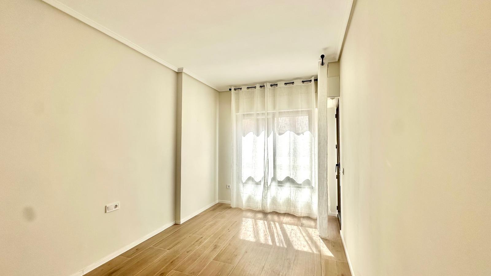 For sale - 3 Bedroom 2 Bathroom Apartment in Torrevieja - Centro  - Alicante