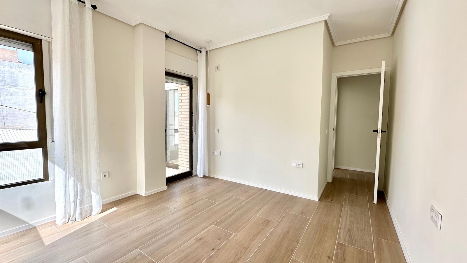 For sale - 3 Bedroom 2 Bathroom Apartment in Torrevieja - Centro  - Alicante