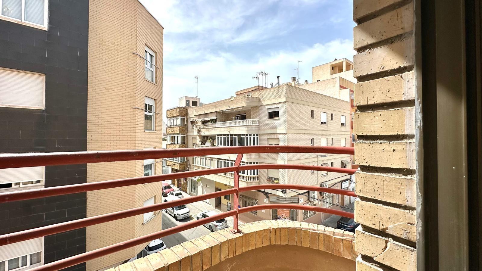 For sale - 3 Bedroom 2 Bathroom Apartment in Torrevieja - Centro  - Alicante