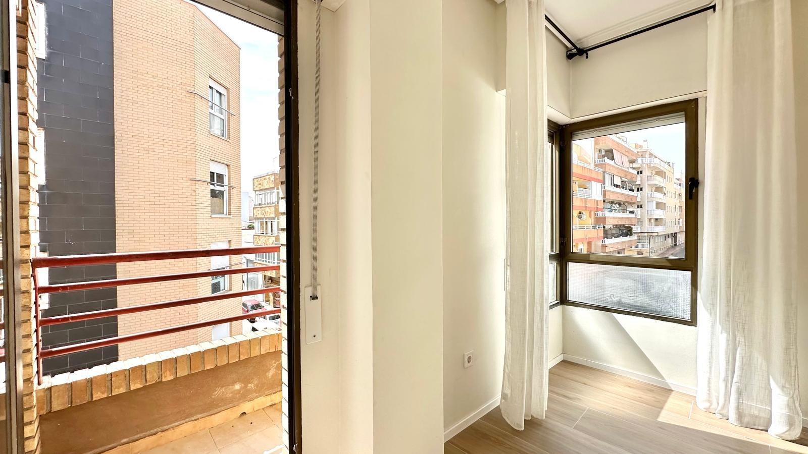 For sale - 3 Bedroom 2 Bathroom Apartment in Torrevieja - Centro  - Alicante