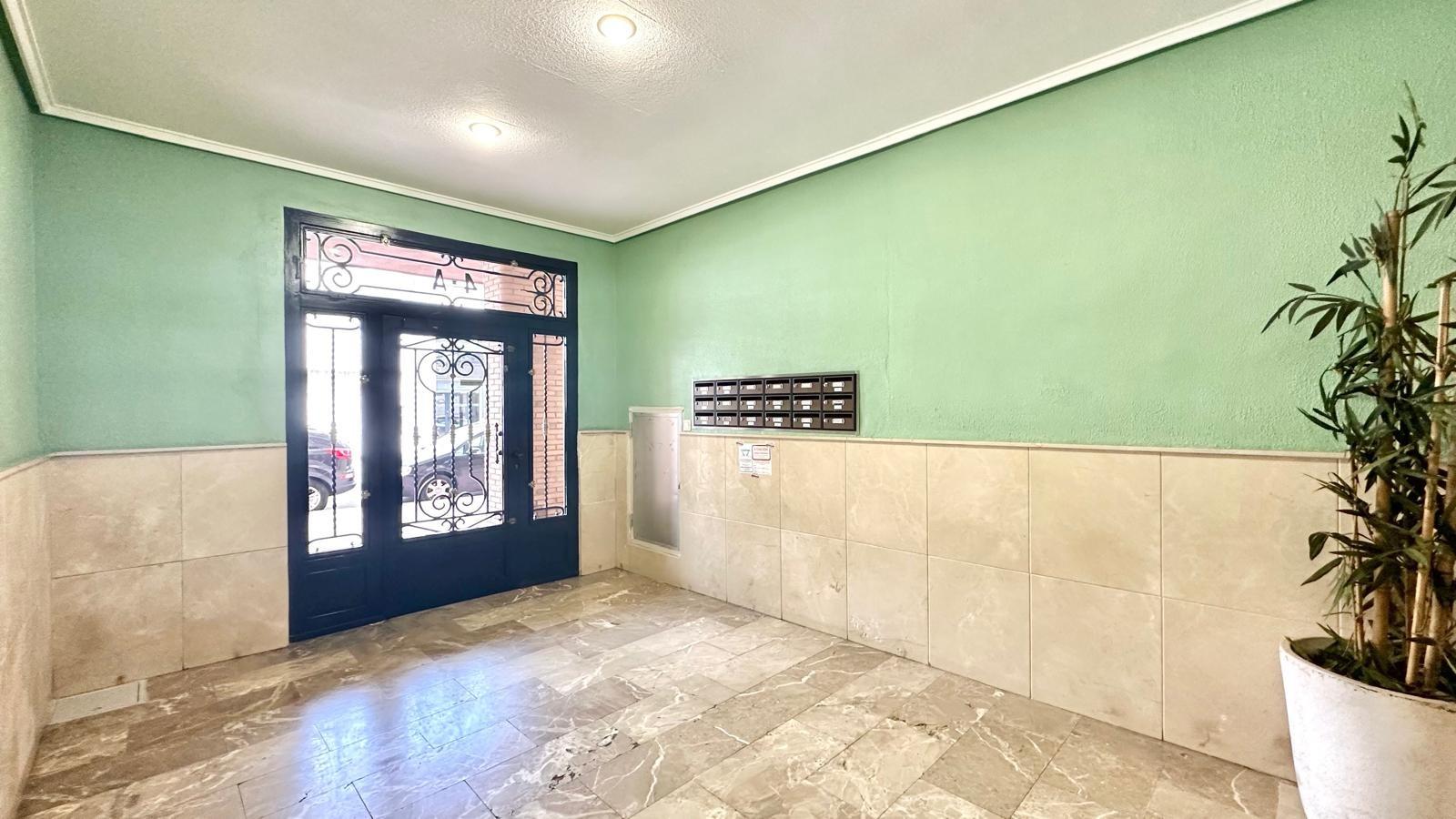 For sale - 3 Bedroom 2 Bathroom Apartment in Torrevieja - Centro  - Alicante