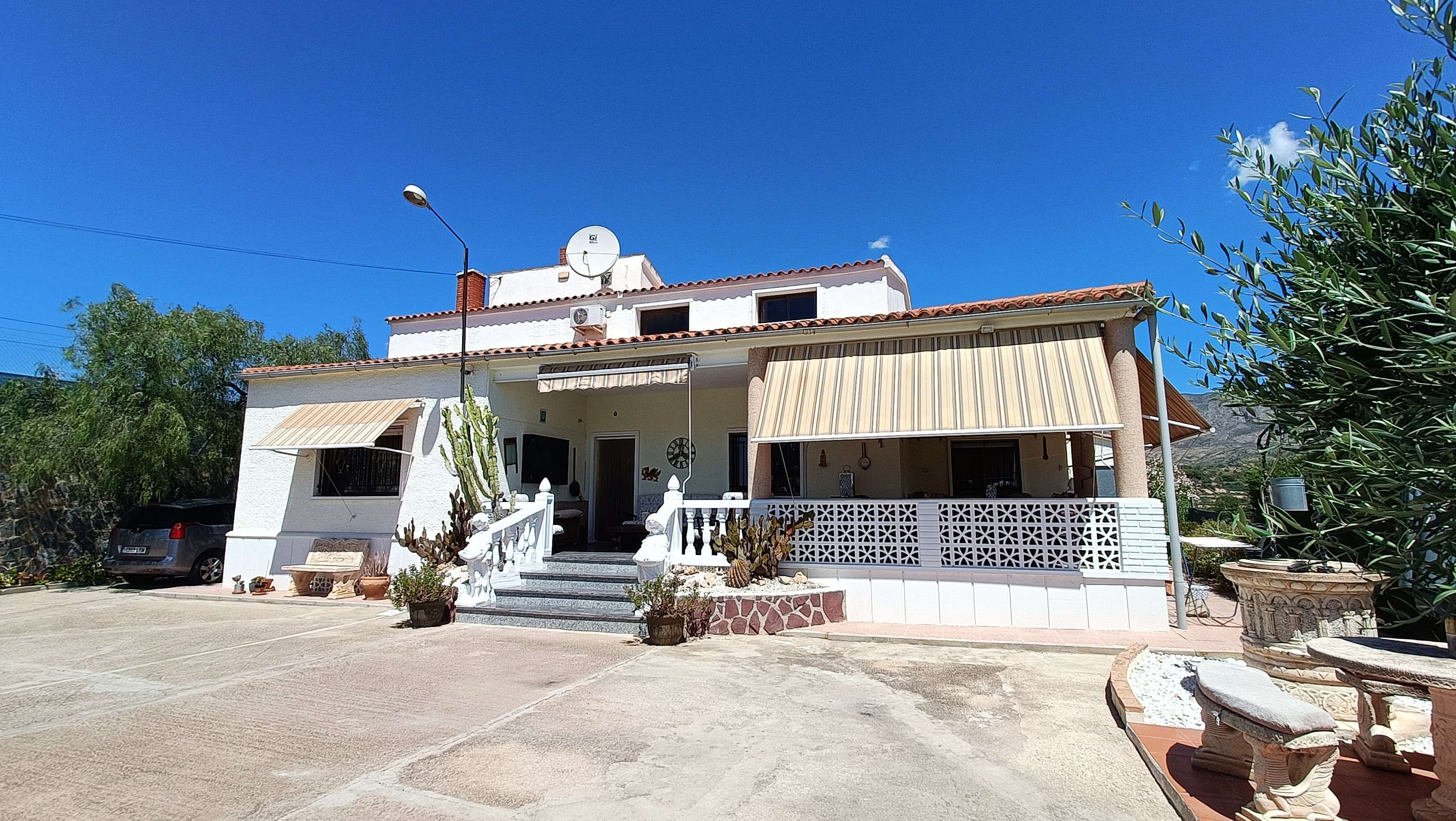 For sale - 6 Bedroom 4 Bathroom Villa in Crevillent - Inland  - Alicante